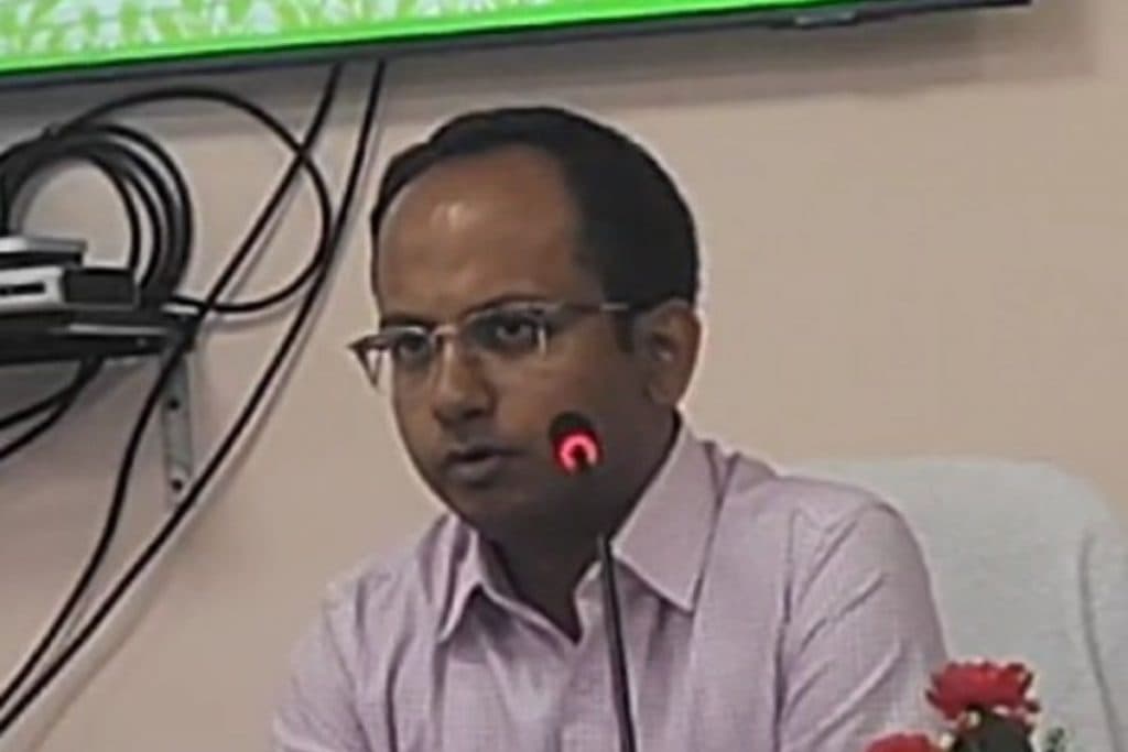  जिलाधिकारी रवि प्रकाश