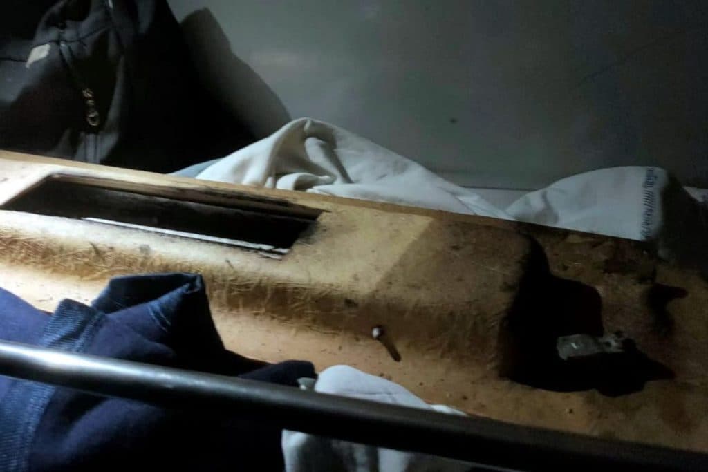 यात्री पर गिरा एसी वेंट