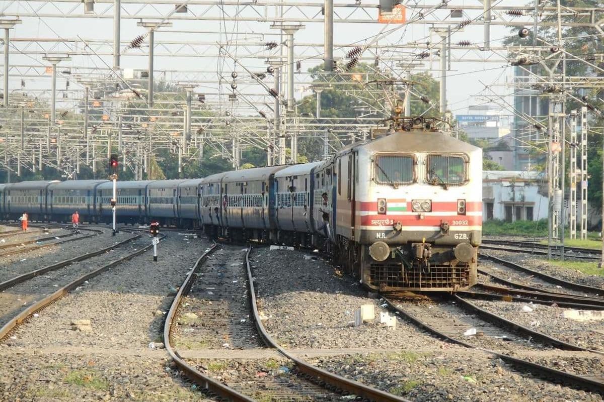 लखनऊ-बरौनी एक्सप्रेस में सोते हुए यात्री पर गिरा एसी वेंट, बाल-बाल बचा