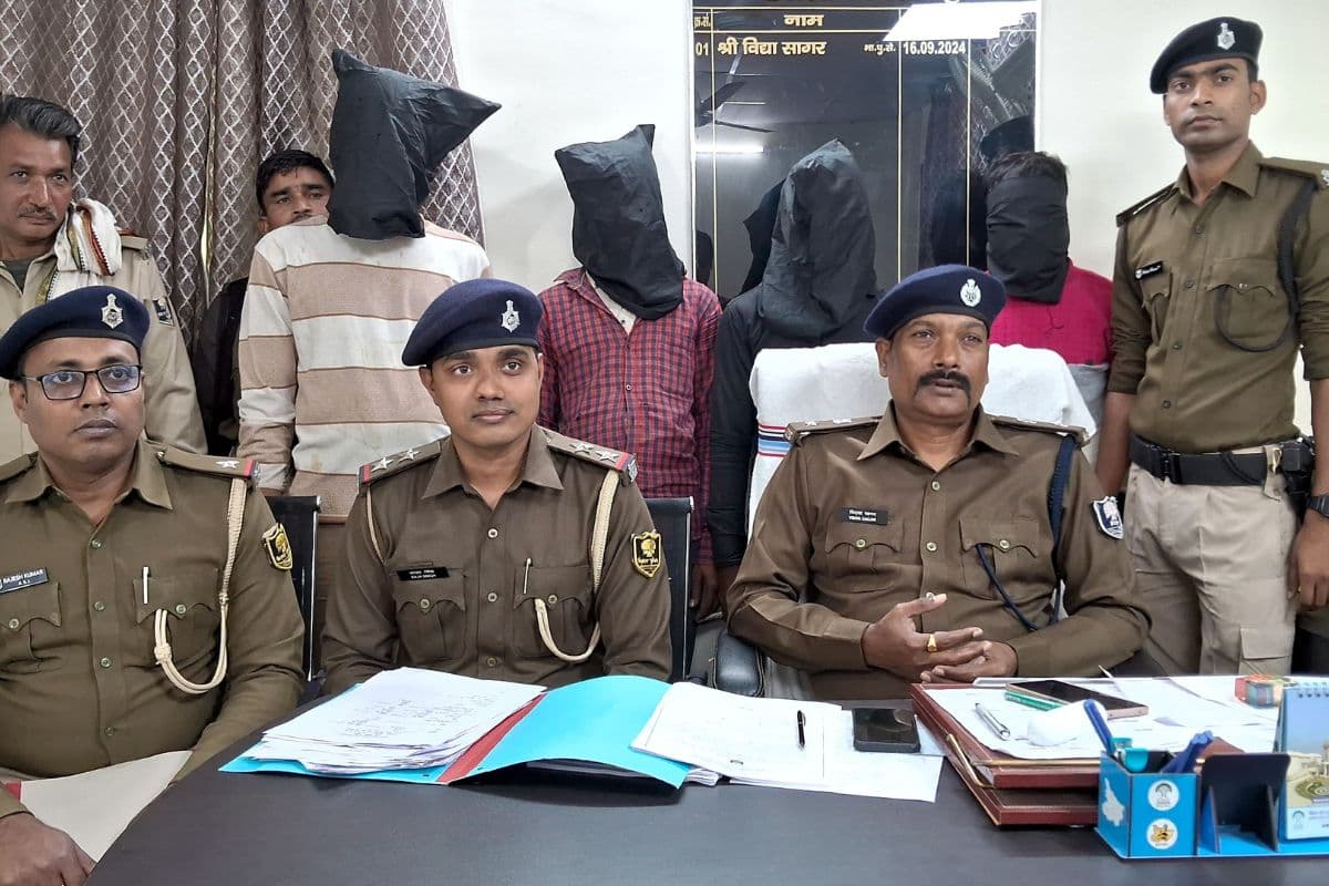 औराई: होली में खपाने के लिए शराब स्टॉक कर रहे थे धंधेबाज, पुलिस ने दबोचा, कार व बाइक जब्त