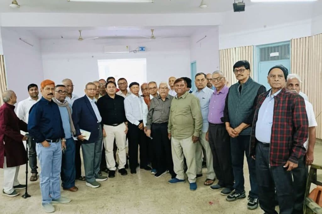 कैंप में परामर्श के लिए आए लोग