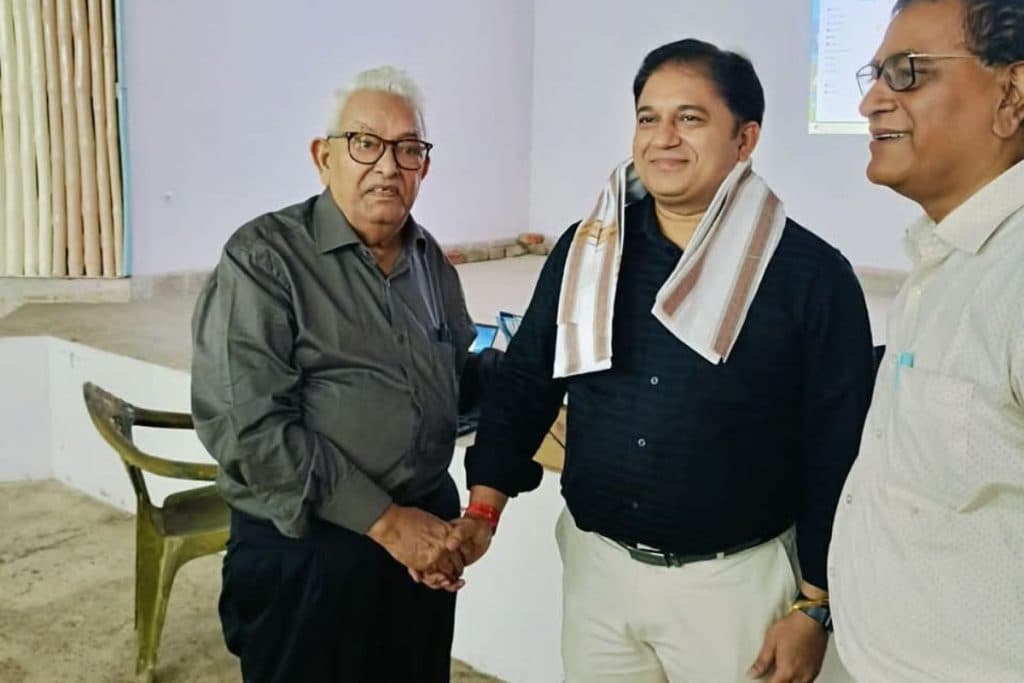 लोगों का अभिवादन स्वीकार करते डॉ. कुमार राजेश रंजन (बीच में)