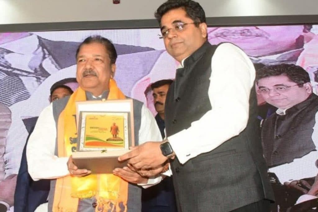 बीजेपी प्रदेश अध्यक्ष के साथ बिहार भाजपा एनआरआई सेल के संयोजक मनीष सिन्हा