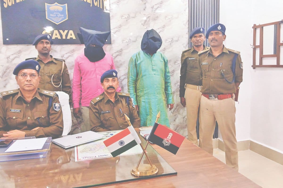 गया में पुलिस को मिली बड़ी कामयाबी, 45 लाख कैश, 473 किलो चांदी और गहने के साथ तीन आरोपियों को किया गिरफ्तार