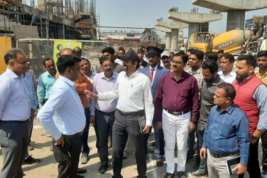 निर्माण कार्य का निरीक्षण करते सोनपुर मंडल के डीआरएम (टोपी में)