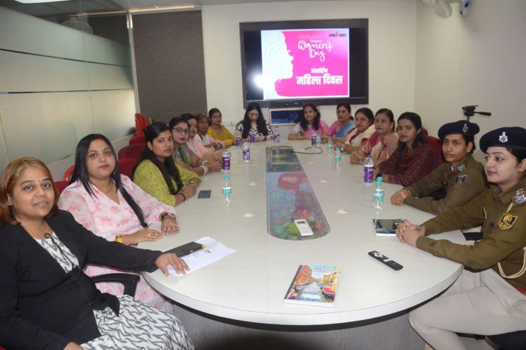 प्रभात खबर के दफ्तर में महिलाएं