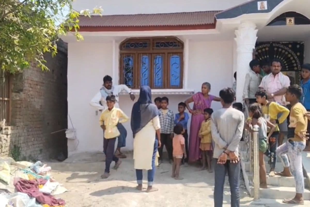 आरोपी के घर के बाहर मौजूद भीड़