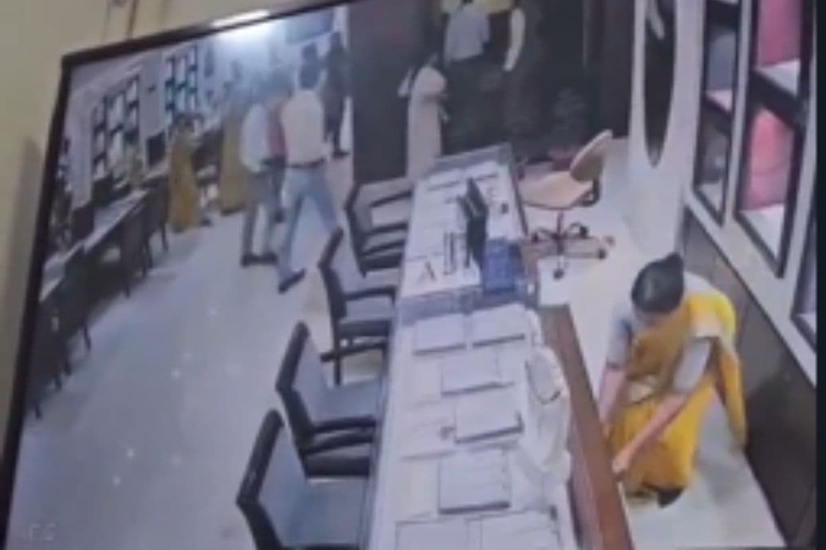 Video Viral : आरा तनिष्क शोरूम में जब हो रही थी लूट, महिलाकर्मी बचाती रही गहने, वीडियो हुआ वायरल