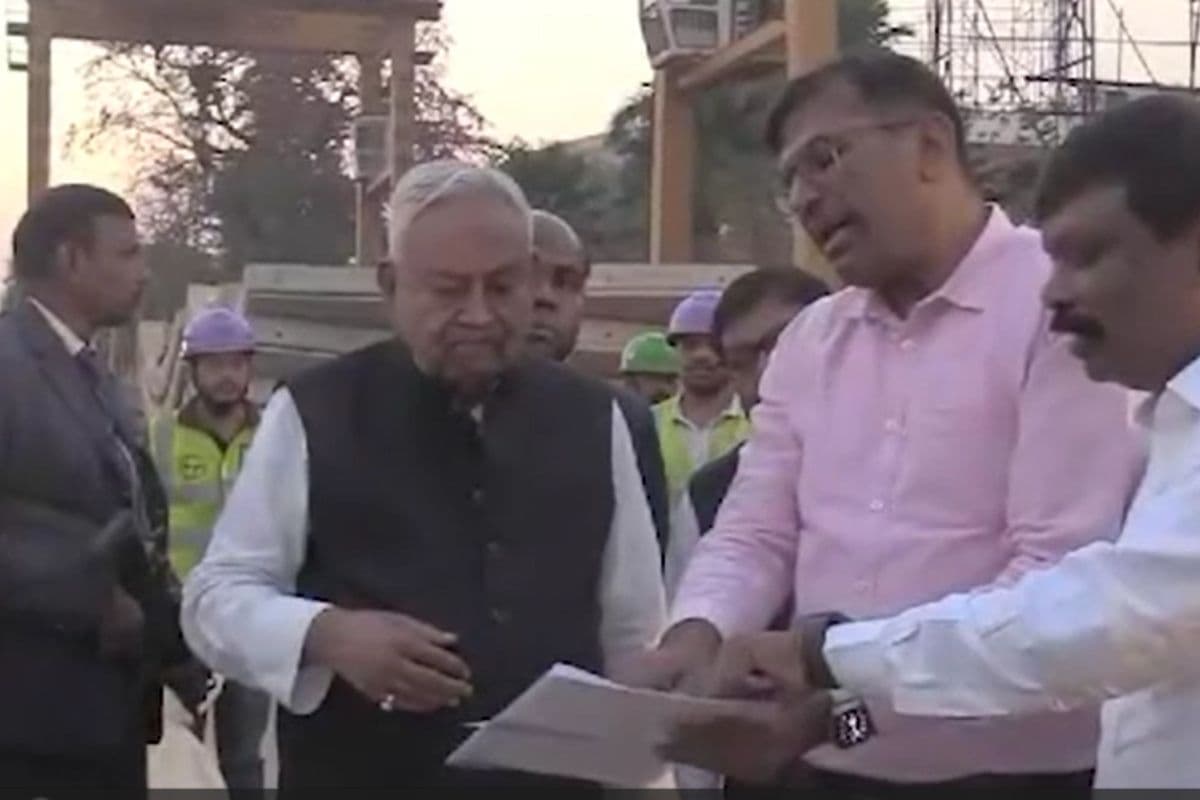 पटना मेट्रो के काम का जायजा लेते CM नीतीश कुमार