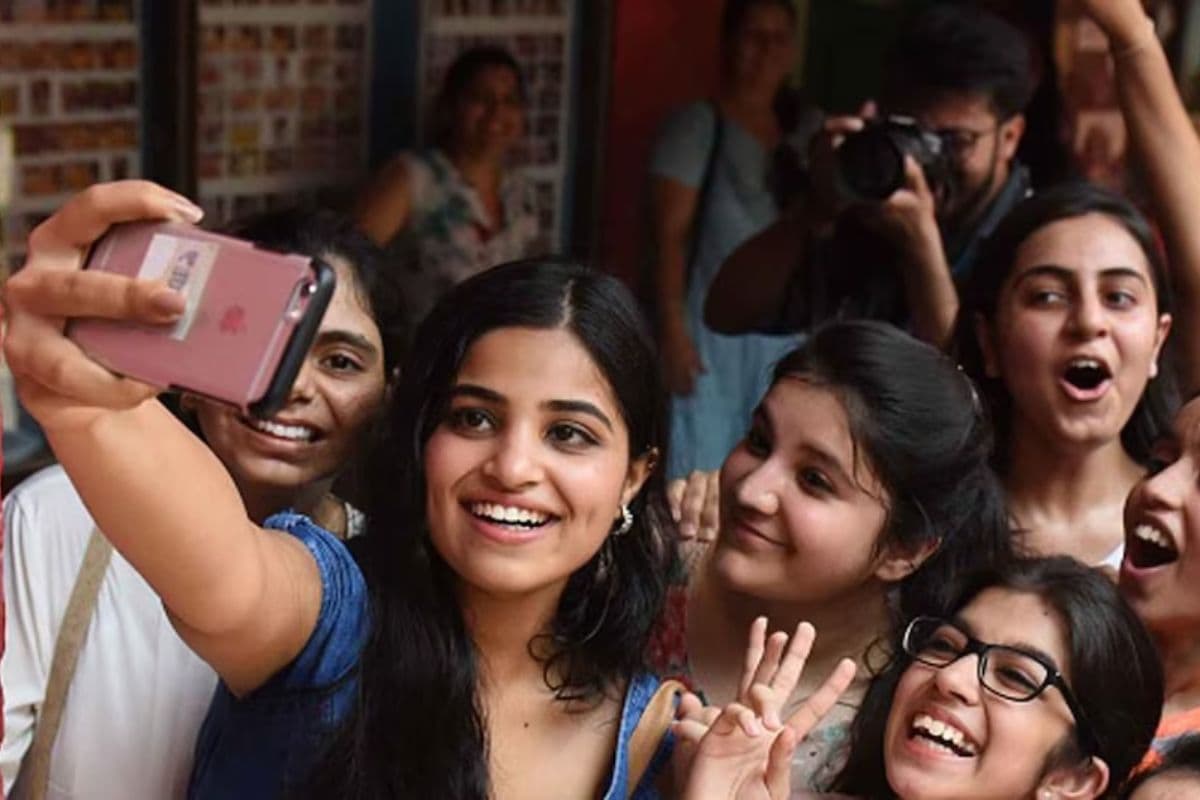 भागलपुर के नौ टॉपरों में छह दूसरे जिलों के स्टूडेंट्स, आर्ट्स और साइंस के सभी छह  टॉपर टीएनबी कॉलेज के