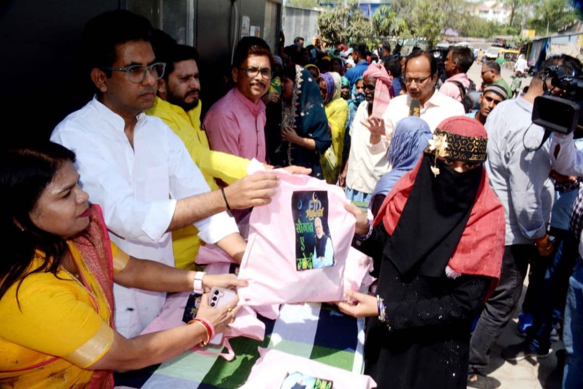 बिहार में बंटना शुरू हुआ ‘सौगात-ए-मोदी’, पटना में ईद का तोहफा लेने बड़ी संख्या में पहुंचे मुस्लिम