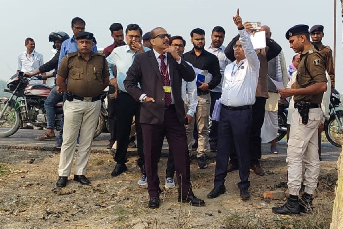 अधिकारियों को आदेश देते केके पाठक