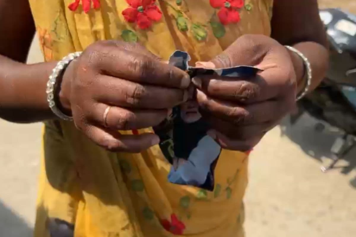 Video : 'सौगात-ए-मोदी' में नहीं मिला अच्छा तोहफा तो भड़की मुस्लिम महिला, फाड़ा PM मोदी का फोटो, देखें वीडियो