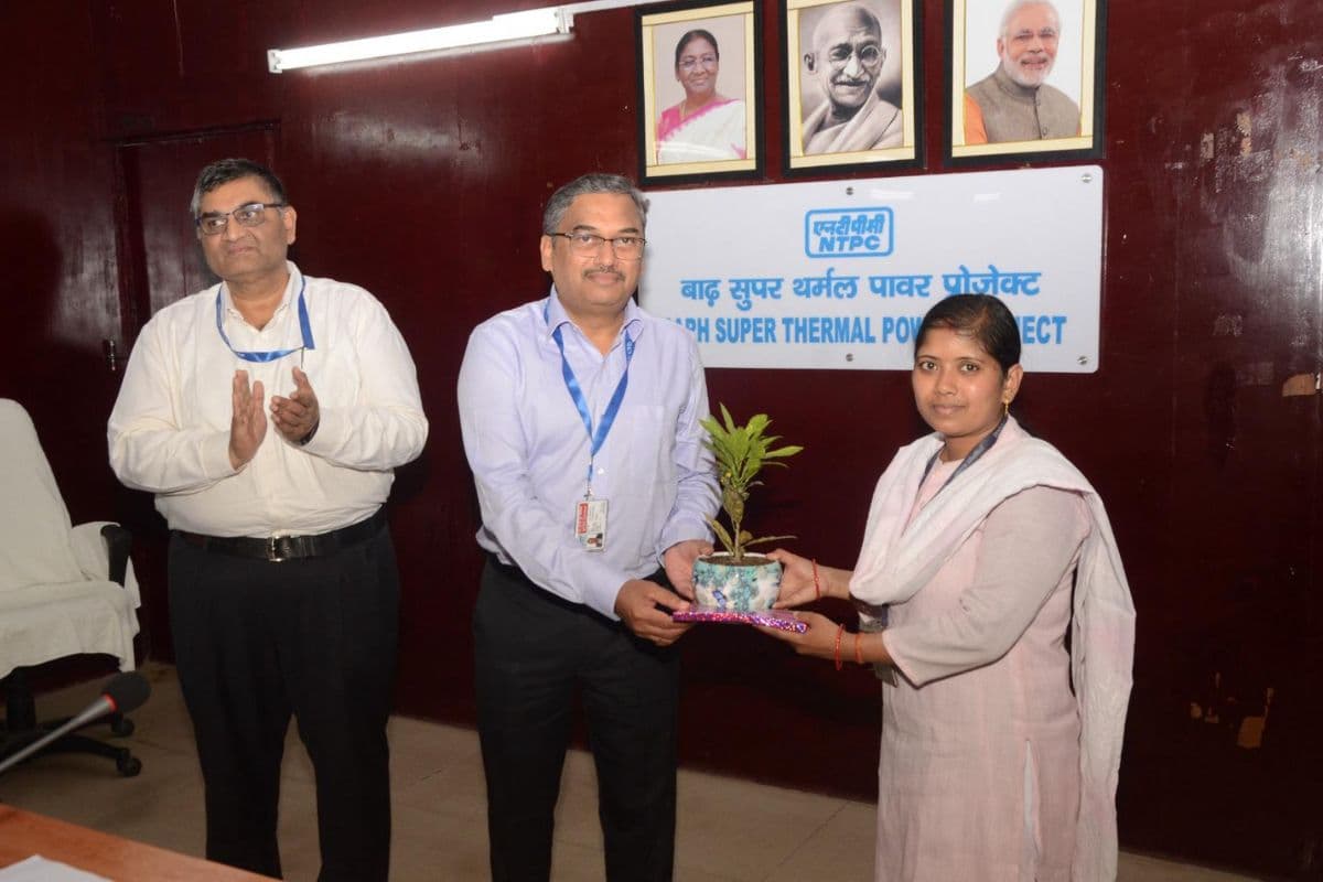 NTPC बाढ़ में अंतर्राष्ट्रीय महिला दिवस पर महिला कर्मचारियों का हुआ सम्मान, काटा गया केक