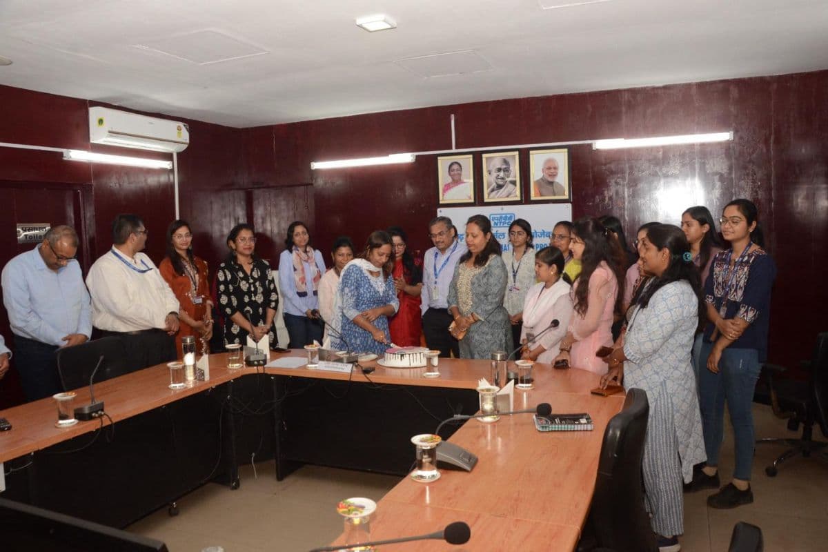 कार्यक्रम में काटा गया केक