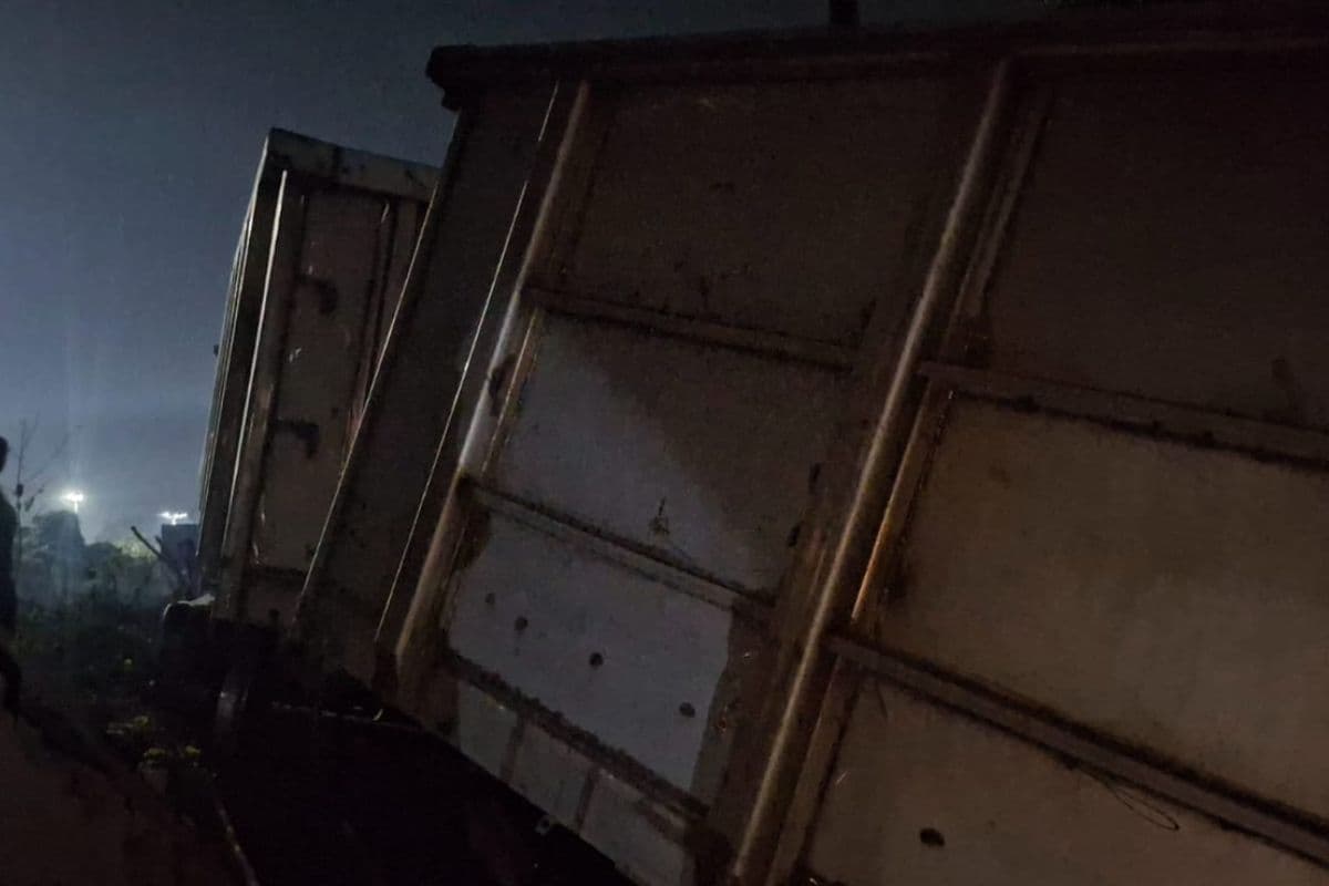 जमालपुर रेल कारखाने में हादसा, शंटिंग के दौरान  चारदीवारी तोड़ बाहर निकली मालगाड़ी की बोगी