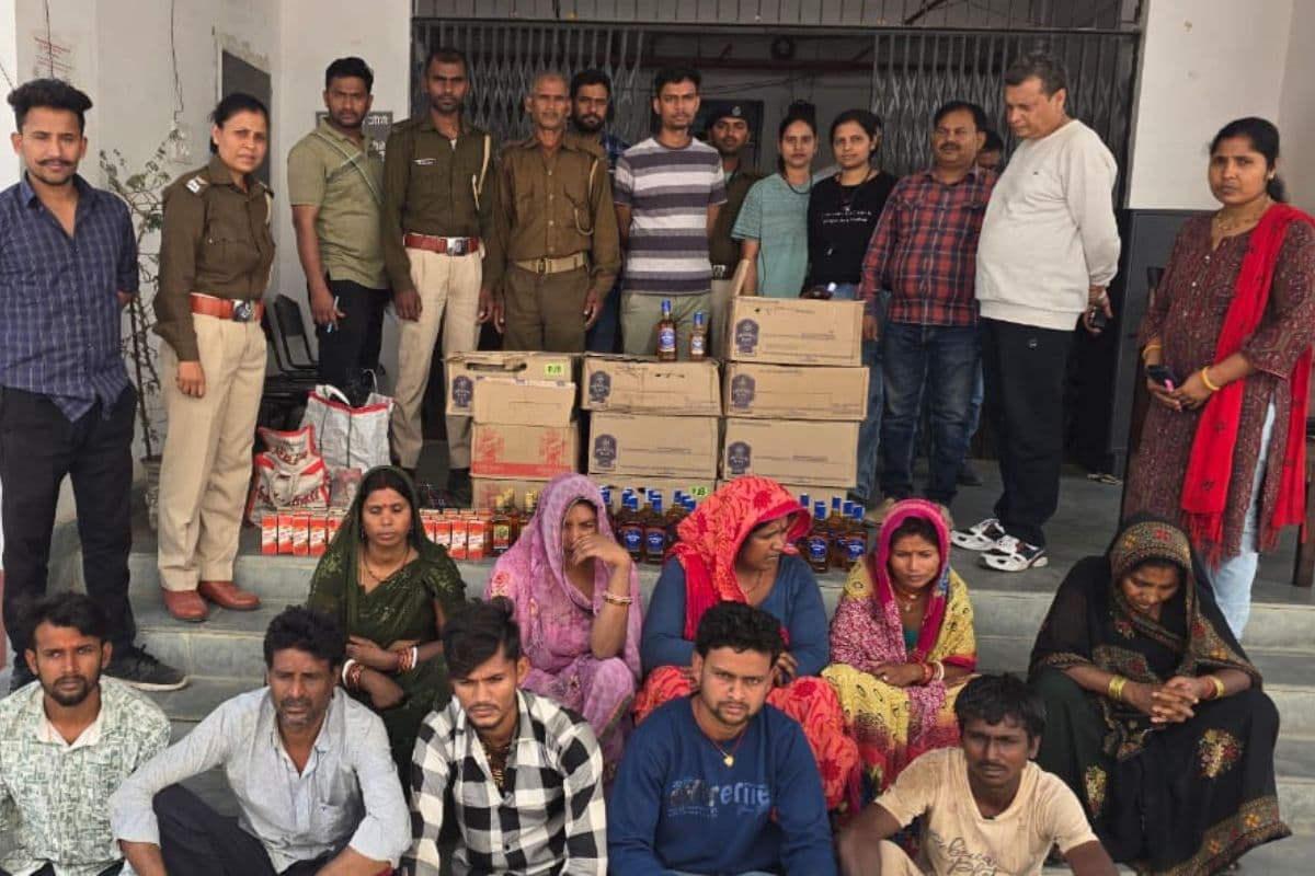 Muzaffarpur : होली में सप्लाई के लिए ट्रेन से शराब लेकर आ रही थी महिलाएं, पुलिस ने किया गिरफ्तार