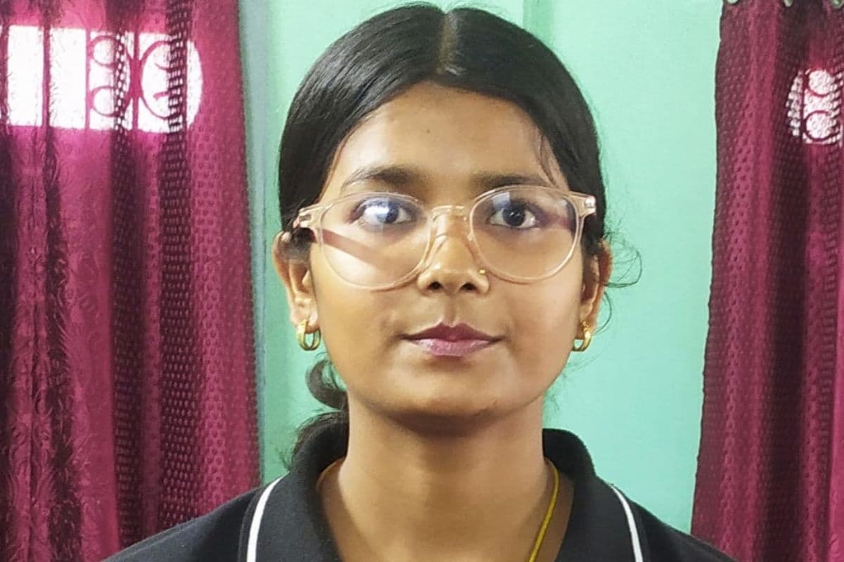 अररिया : निधि शर्मा को इंटर की परीक्षा में मिला चौथा स्थान, घर पर लगा बधाई देने वालों का तांता