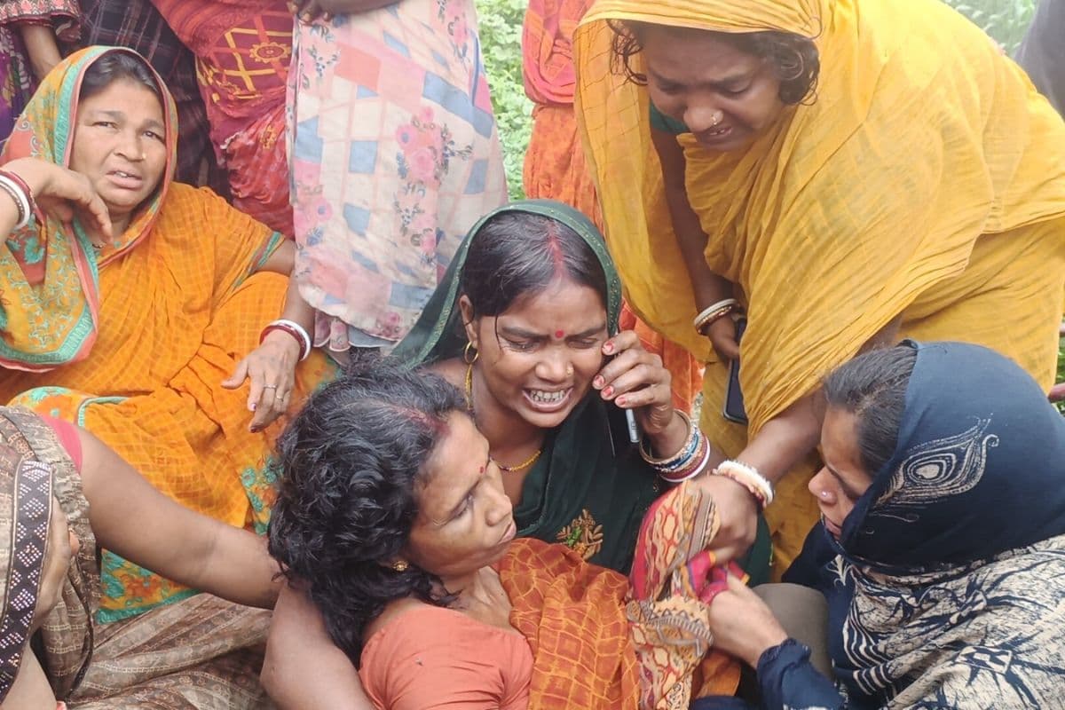 रोते-बिलखते परिजन 