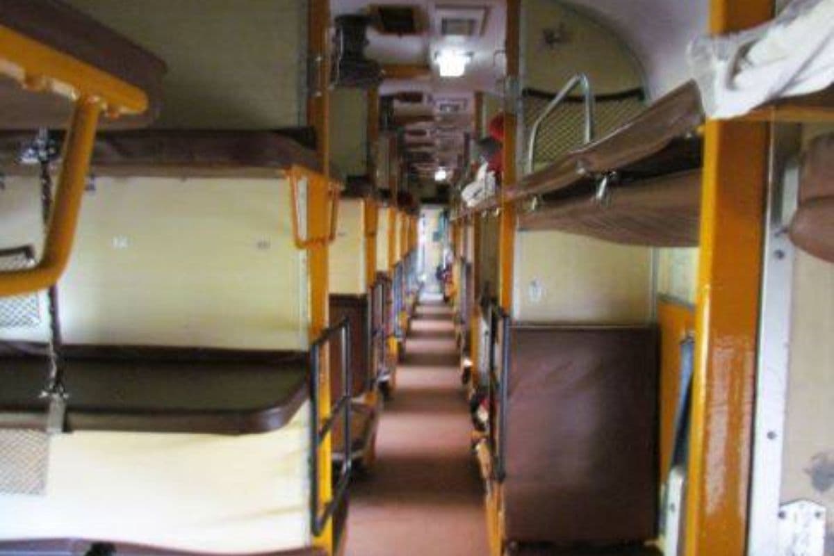 गरीब रथ एक्सप्रेस के अंदर की फोटो