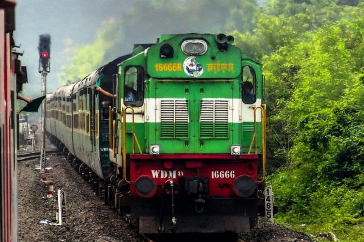 गरीब रथ एक्सप्रेस की फोटो