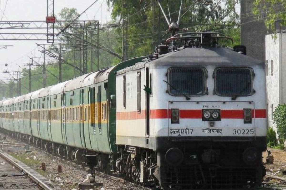 गरीब रथ एक्सप्रेस की फोटो