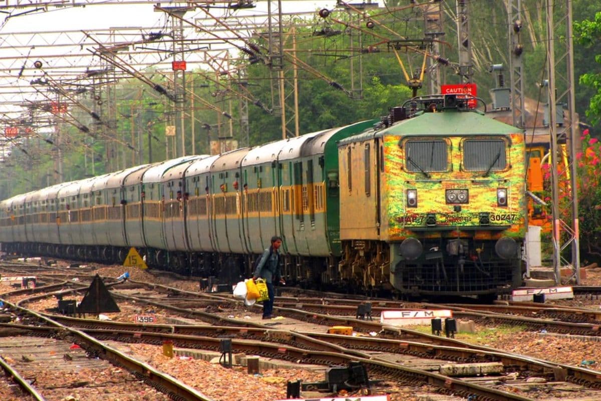 गरीब रथ एक्सप्रेस की फोटो