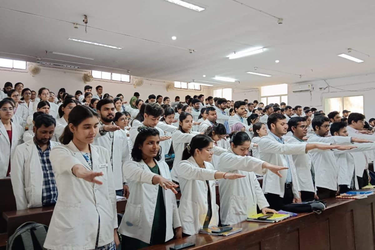 कार्यक्रम में शामिल बच्चे