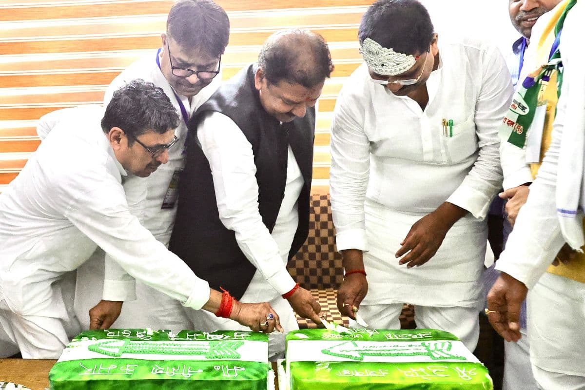 पटना : सीएम नीतीश के बर्थडे पर किसी ने चढ़ाया 75 किलो का लड्डू तो किसी ने काटा केक