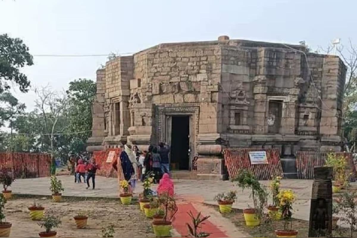 पवरा पहाड़ी पर स्थित मां मुंडेश्वरी  का मंदिर