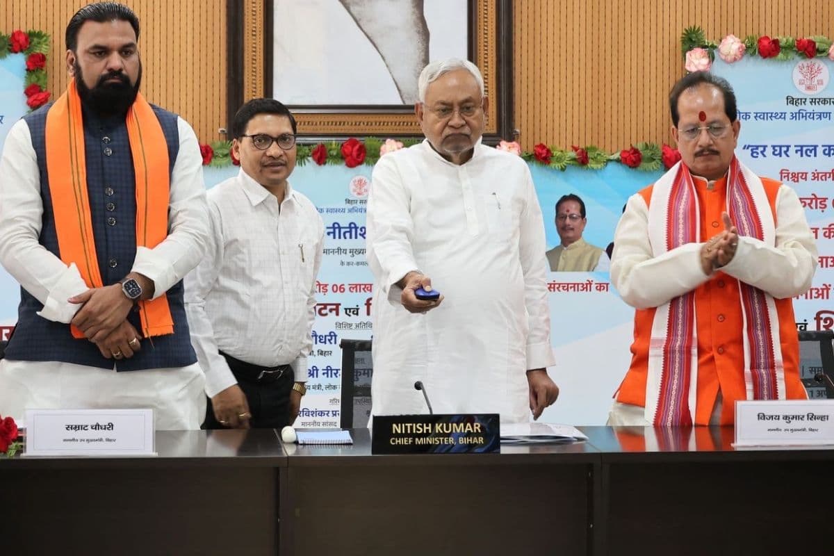 परियोजनाओं का उद्घाटन करते मुख्यमंत्री नीतीश कुमार