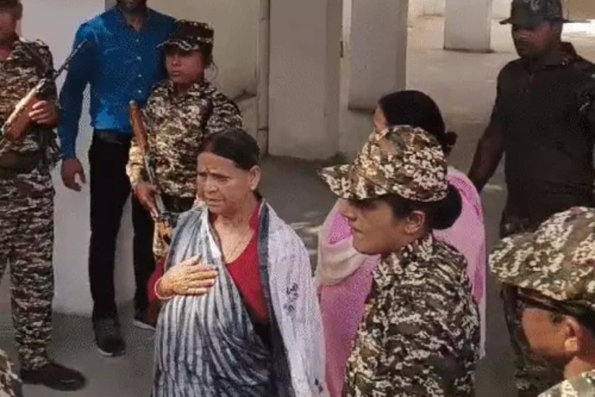 पूछताछ के बाद ED दफ्तर से निकलती पूर्व मुख्यमंत्री