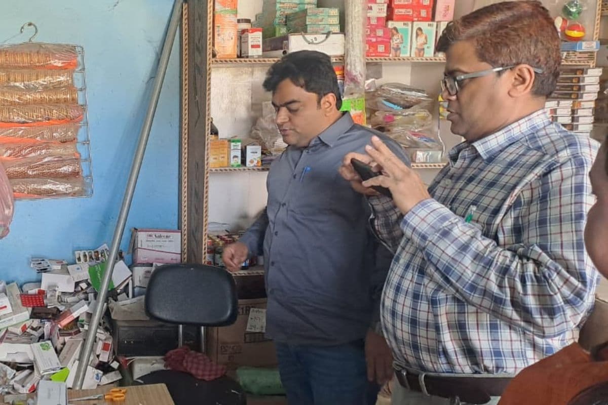 मामले की जांच करते अधिकारी