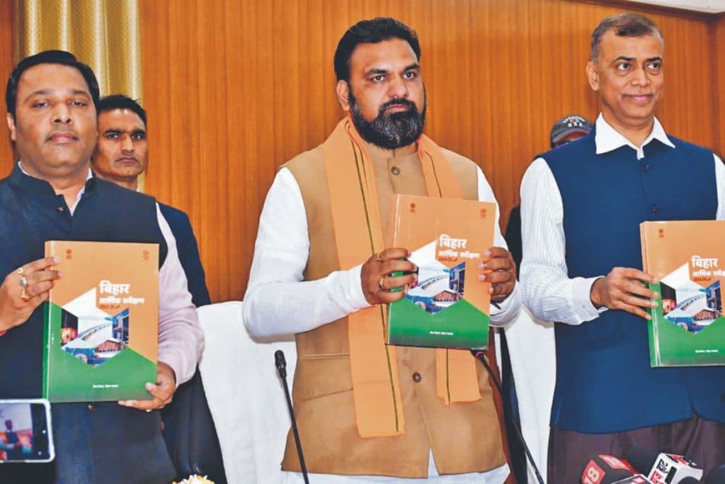 बिहार आर्थिक सर्वेक्षण की रिपोर्ट पेश करते वित्त मंत्री सम्राट चौधरी