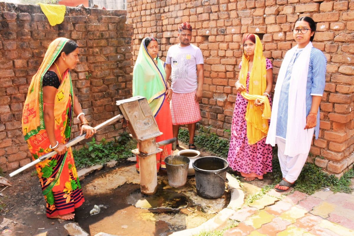 Prabhat Khabar Ground Report: 4 साल पहले घरों में लगा पानी का कनेक्शन, एक चापाकल के भरोसे हैं लोग