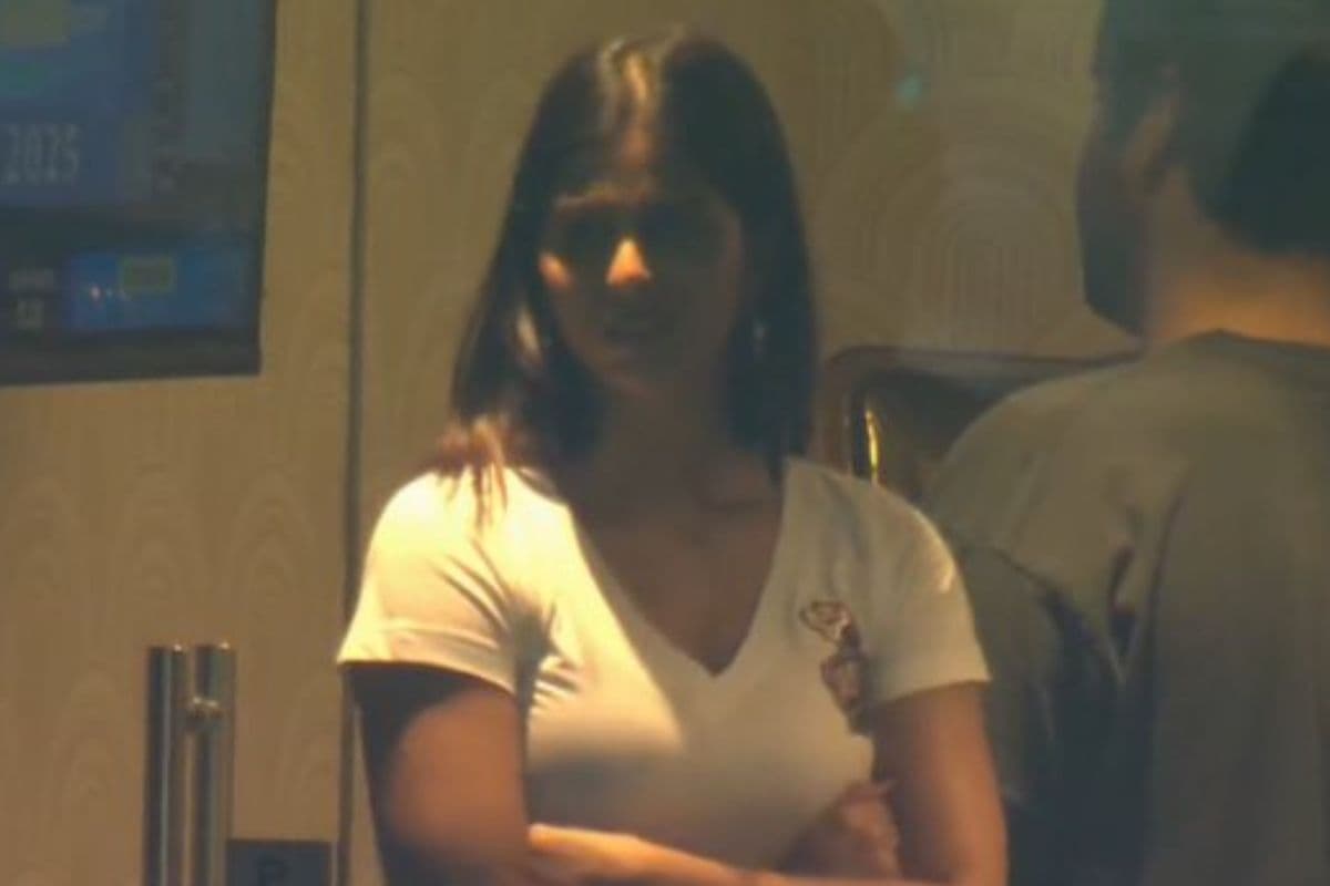 स्टेडियम में मैच देख रही थी सुहाना  और अनन्या, टीम का हालत देख लटक गया मुंह