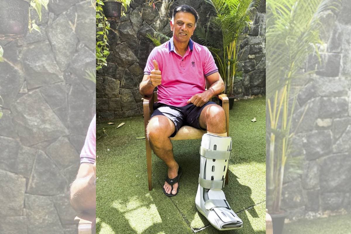 पैरों पर प्लास्टर, हाथों में बैशाखी, टूटा पैर लेकर राजस्थान रॉयल्स के कैंप में पहुंचे द्रविड़, Watch Video