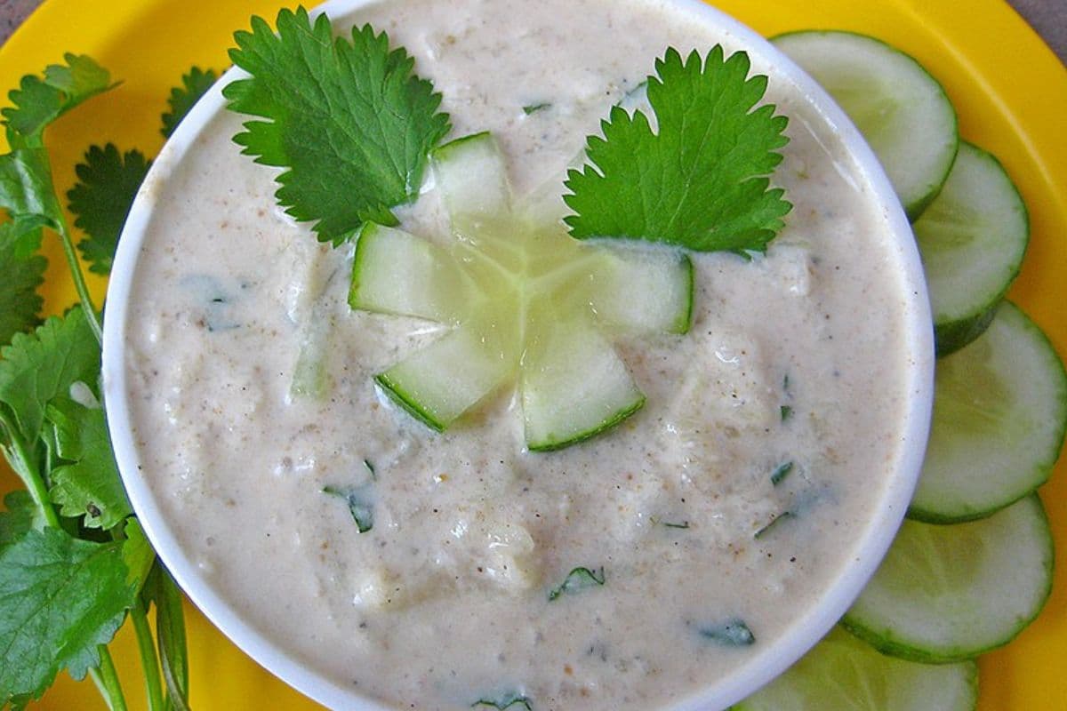 Raita Recipe: उंगलियां चाटने पर मजबूर कर देगा ये रायता, जानें सीक्रेट रेसिपी