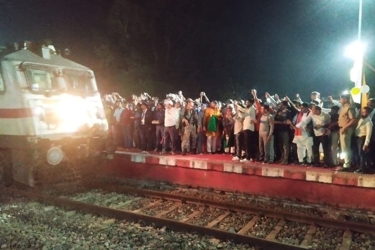 Indian Railways Gift: गढ़वा को रेलवे की सौगात, नगर उंटारी स्टेशन पर रुकने लगी रांची-नई दिल्ली राजधानी एक्सप्रेस