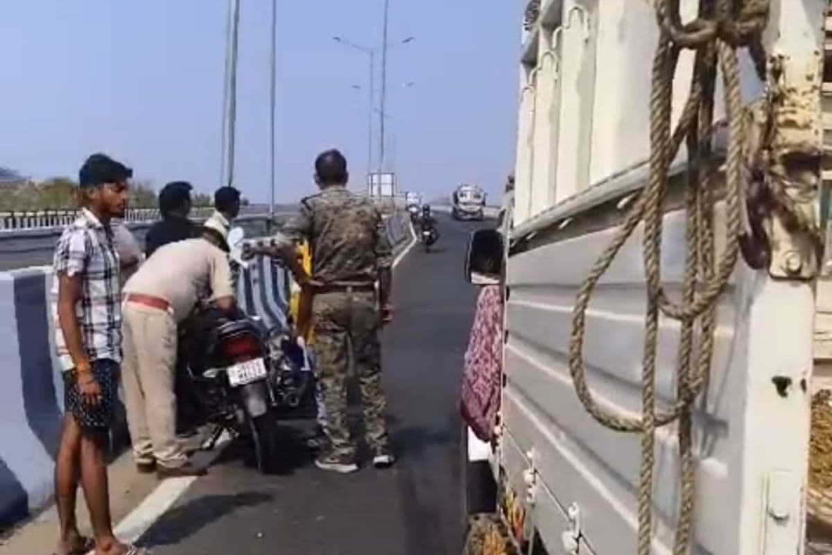 Road Accident In Palamu: पलामू में ट्रक-ऑटो की टक्कर में दादी और पोते की मौत, पांच घायल, तीन की हालत नाजुक