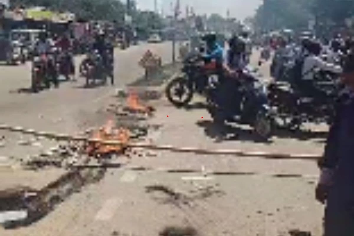 सड़क जाम में फंसे लोग