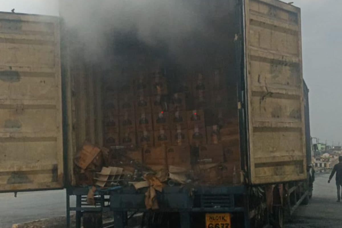 इस ट्रक में लगी आग को बुझा लिया गया