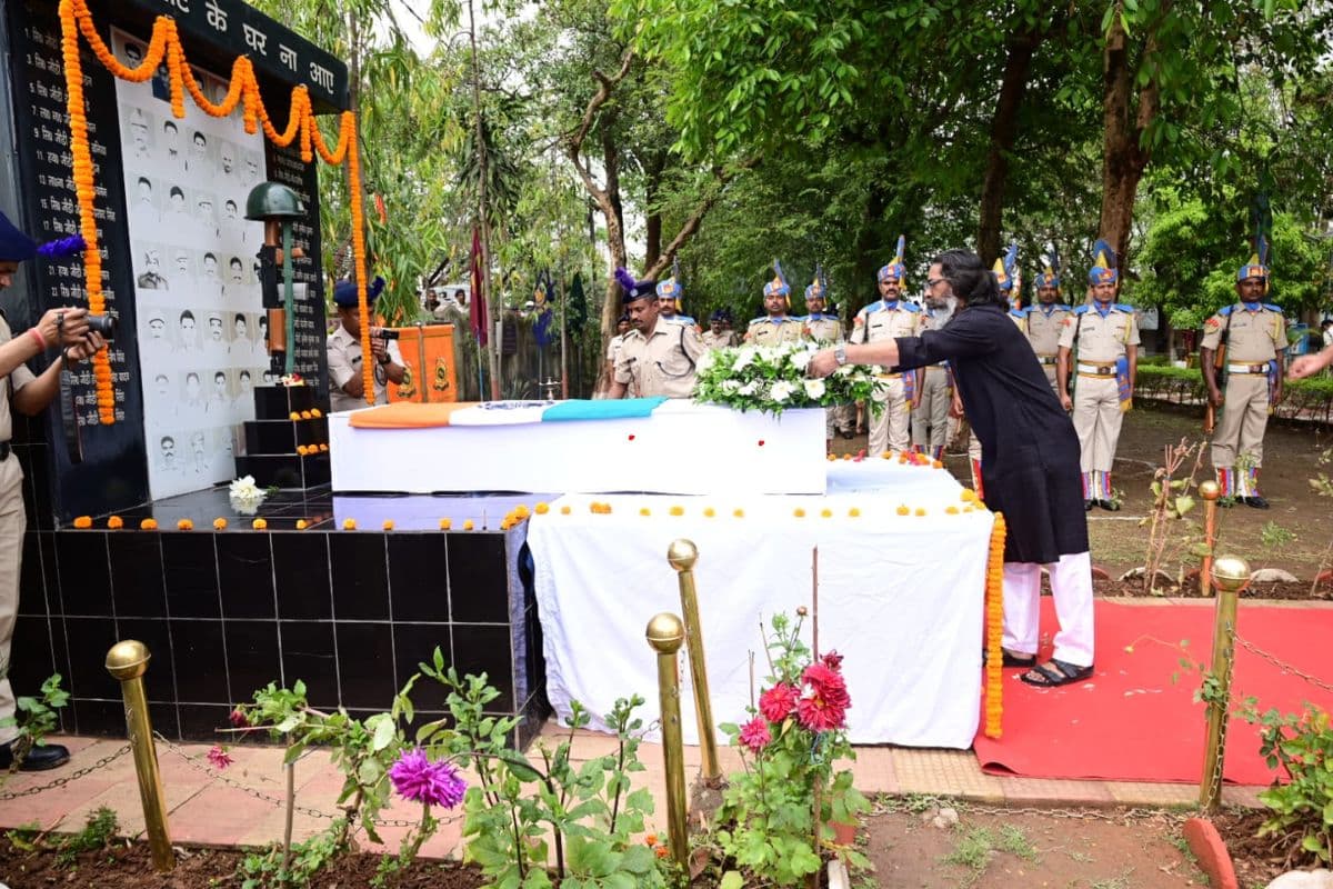 शहीद जवान को श्रद्धांजलि देते मुख्यमंत्री हेमंत सोरेन