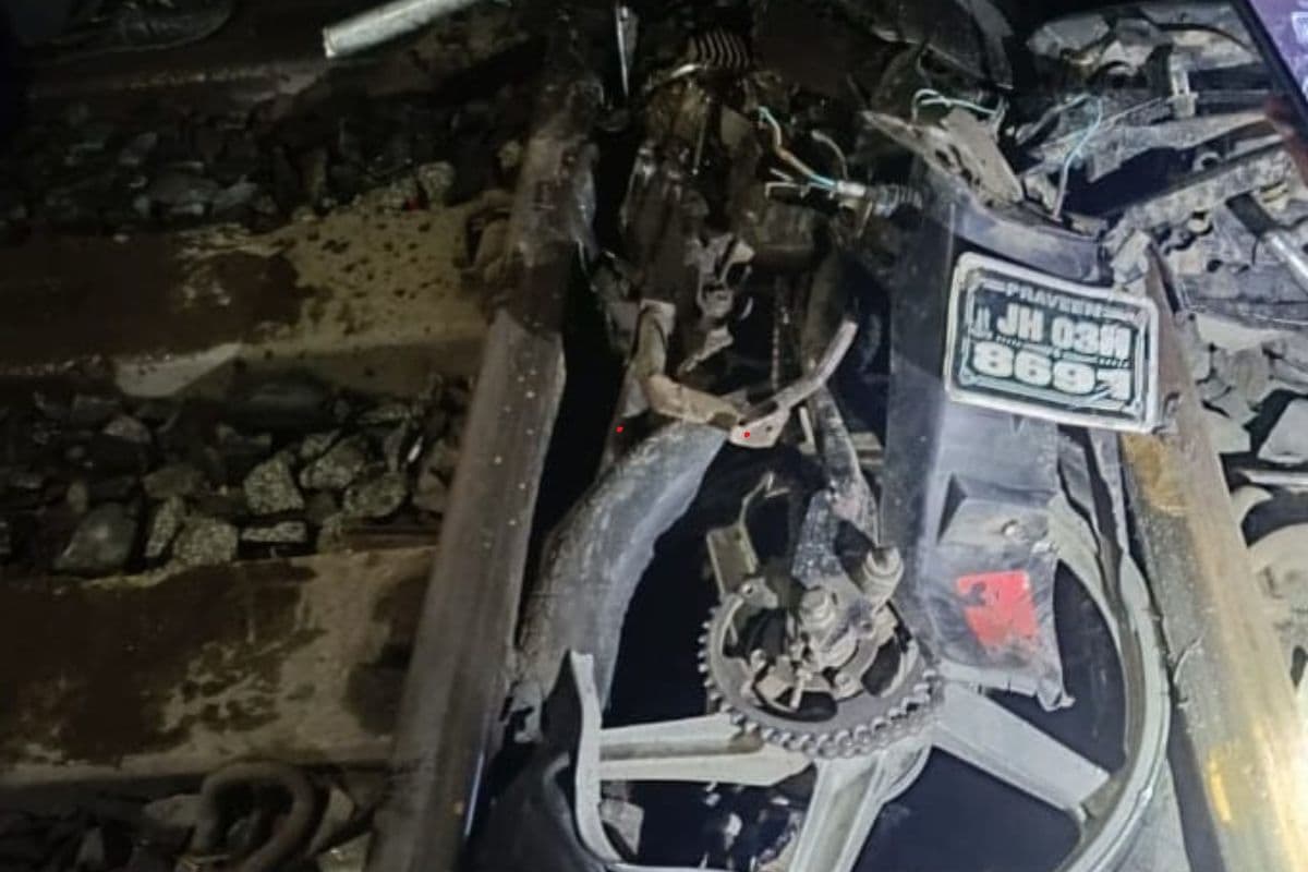 रेलवे ट्रैक पर क्षतिग्रस्त बाइक