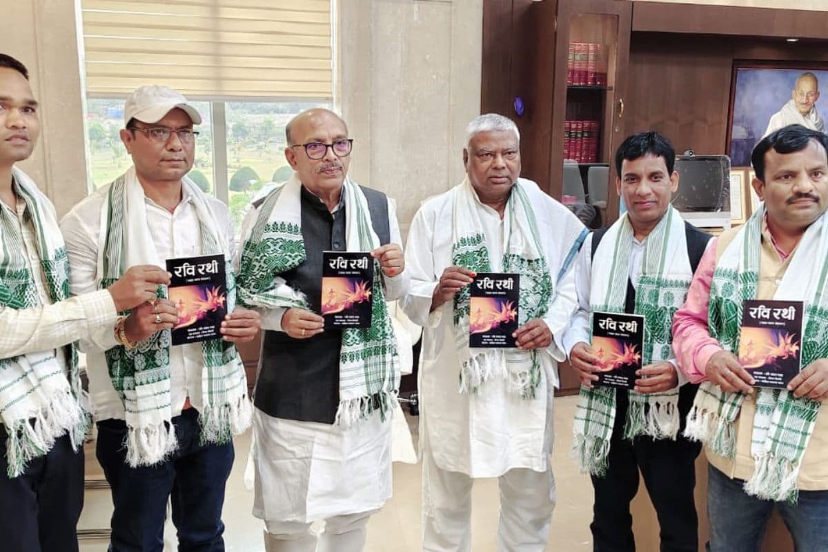 पुस्तक विमोचन में शामिल स्पीकर रवींद्रनाथ महतो