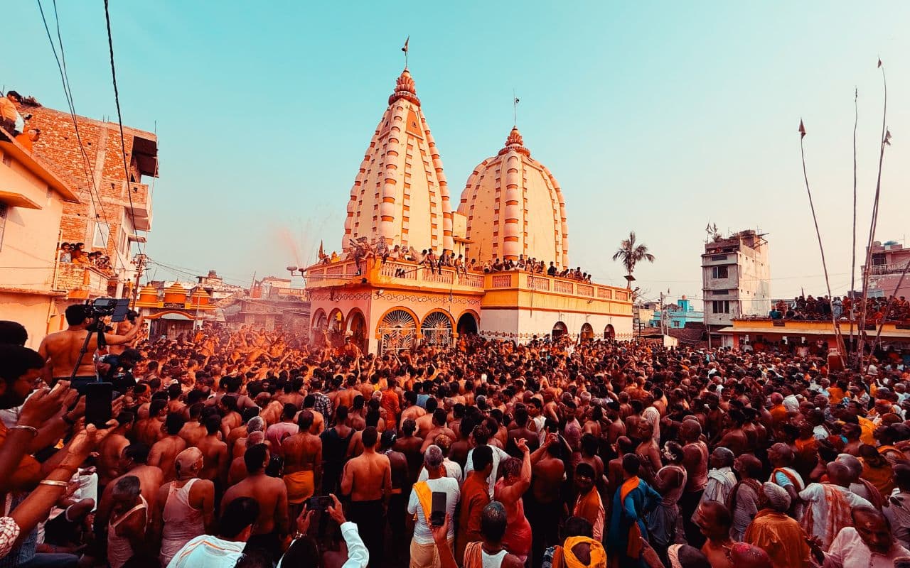 बनगांव की विख्यात घुमौर होली में बरसे रंग-गुलाल, देश में भाईचारे का प्रतीक बनगांव की विख्यात घुमौर होली में बरसे रंग-गुलाल, देश में भाईचारे का प्रतीक