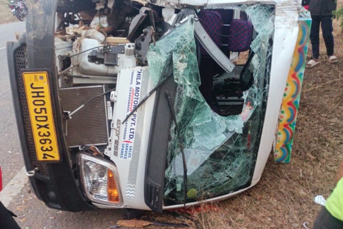 शादी समारोह से लौट रहा पिकअप अनियंत्रित होकर पलटा, किशोर की मौत, 23 घायल