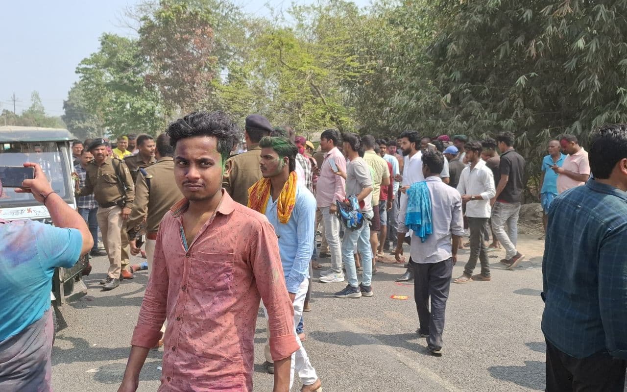 Big Accident: होली के दिन बुझ गया दो घरों का चिराग, भीषण एक्सीडेंट में दो युवकों की दर्दनाक मौत, तीन घायल