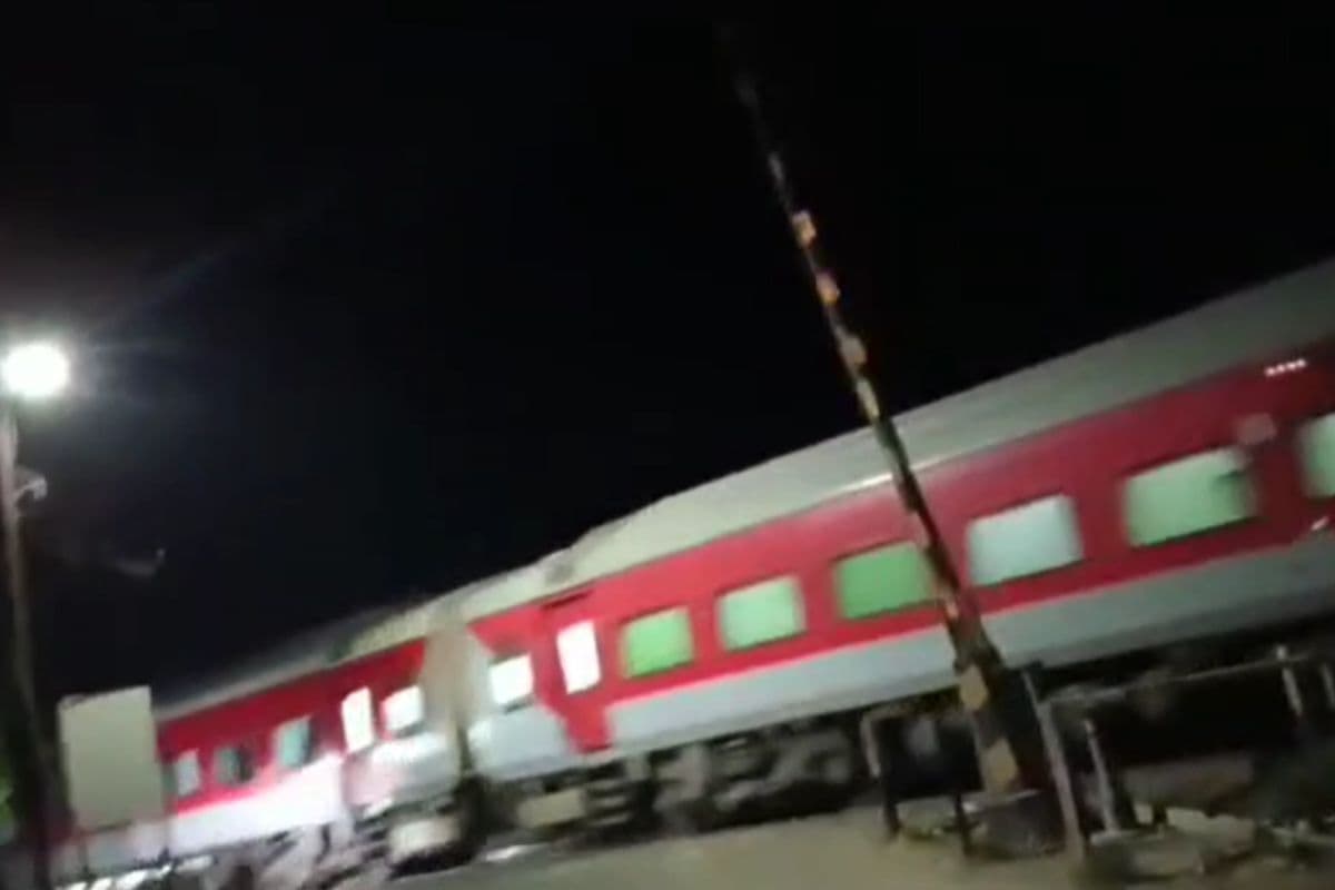 Video: रात 2 बजे खुली रेल गुमटी से गुजरी ट्रेन! टला बड़ा हादसा, भागे-भागे पहुंचे अधिकारी