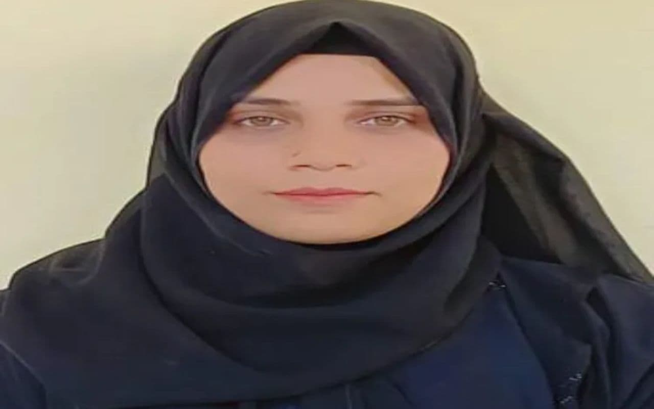 Success Story: बचपन में पिता ने छोड़ दिया साथ, 800 रुपये प्रति माह की नौकरी कर मां ने पाला, अब UGC NET परीक्षा में बनी टॉपर